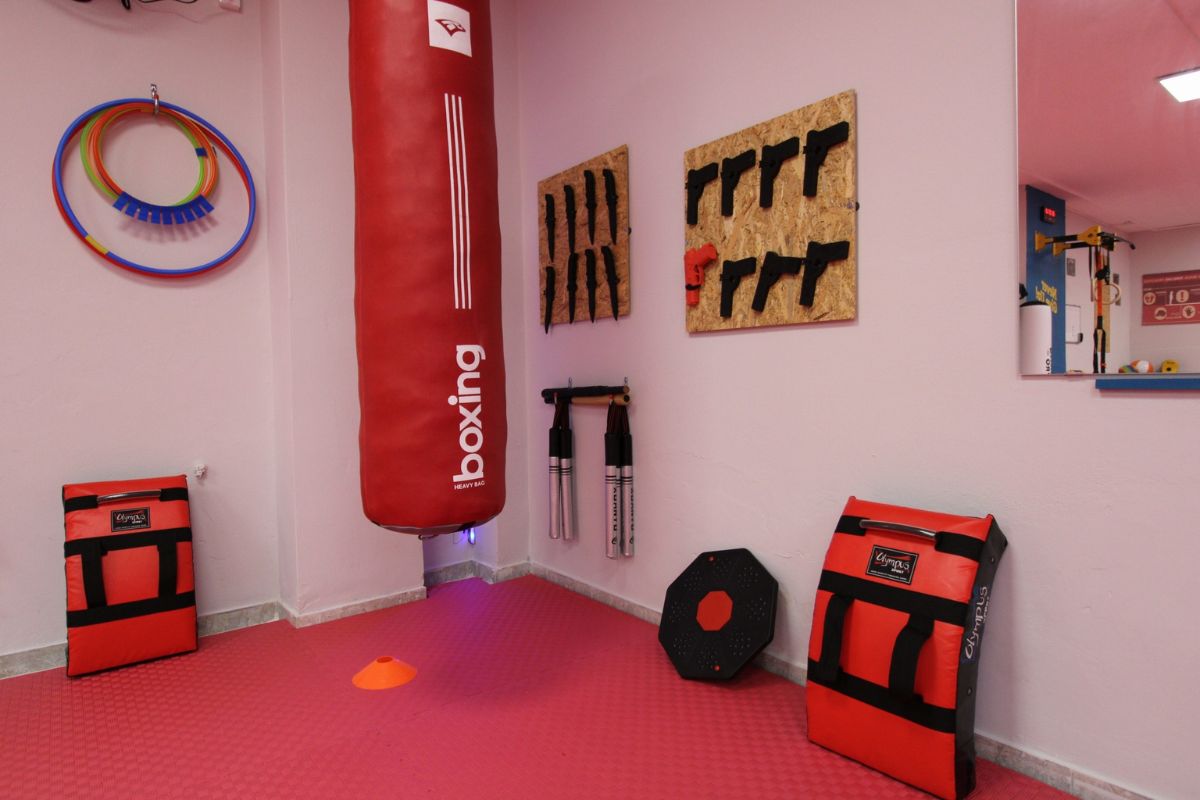 ΕΝΗΛΙΚΕΣ KRAV MAGA